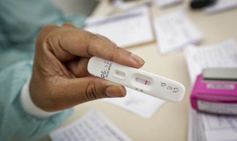 Positividade de testes de covid-19 subiu de 4% para 13%, diz UFRJ