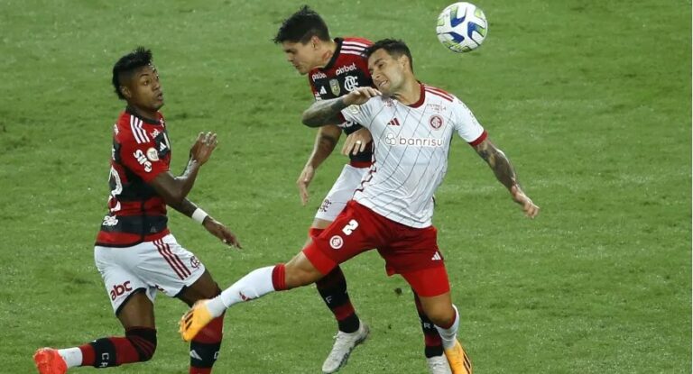 Sob chuva no Maracanã, Flamengo e Internacional não saem do zero pelo Brasileirão