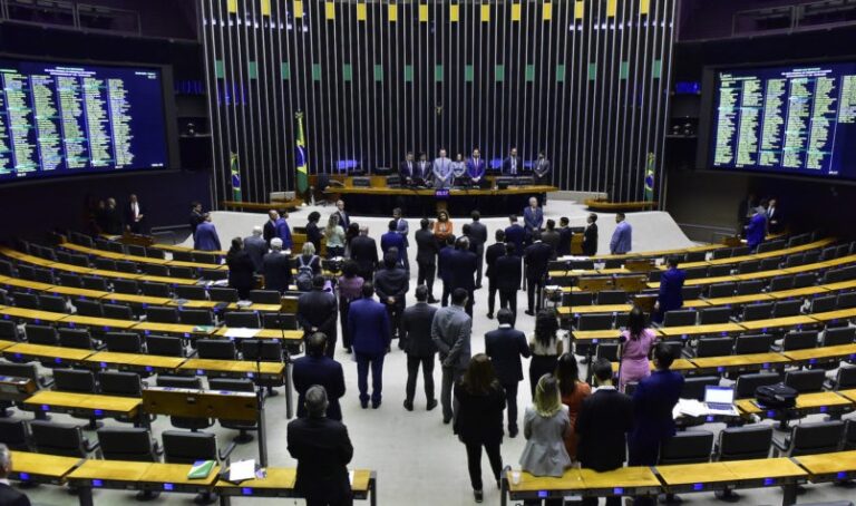 Câmara aprova reajuste do mínimo e atualização da tabela do IR