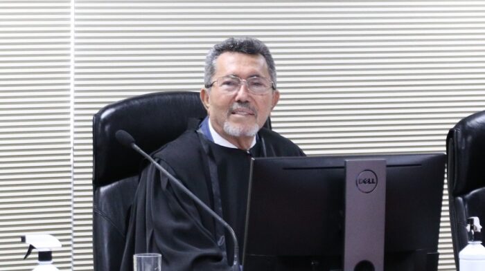 Desembargador Edson Ulisses participa da última sessão do Pleno antes da aposentadoria