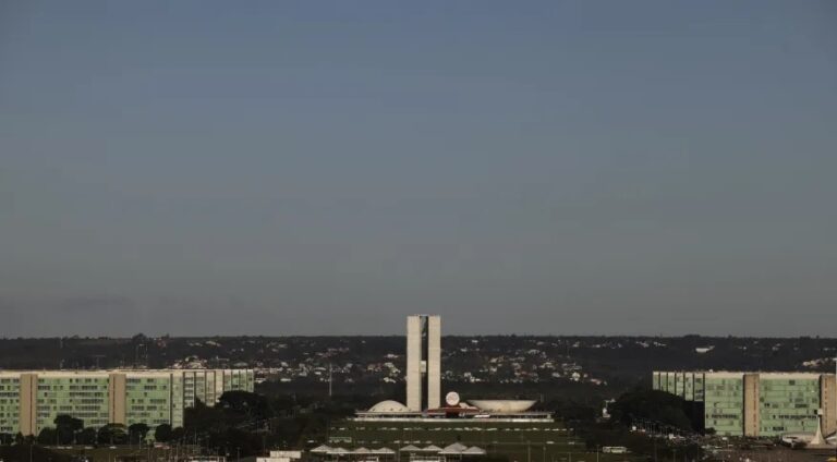 Governo publica medida provisória para taxar fundos de super-ricos