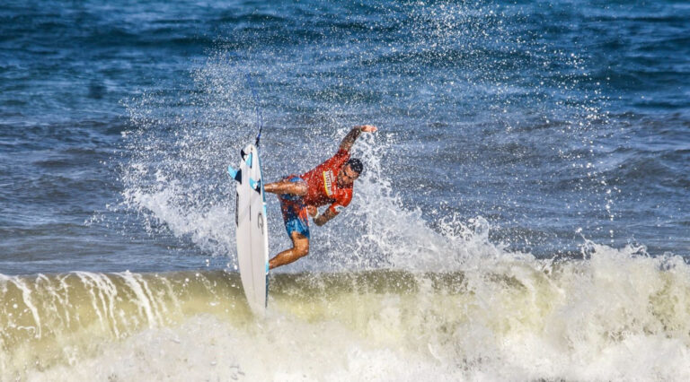 Campeonato Brasileiro de Surf Master Tour 2023 acontece até domingo na Praia da Caueira