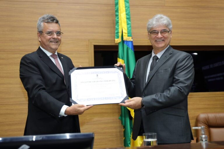 Desembargador José Augusto do Nascimento recebe Título de Cidadania Sergipana
