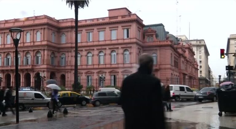 Economia argentina volta a encolher em junho, em desafio para Milei
