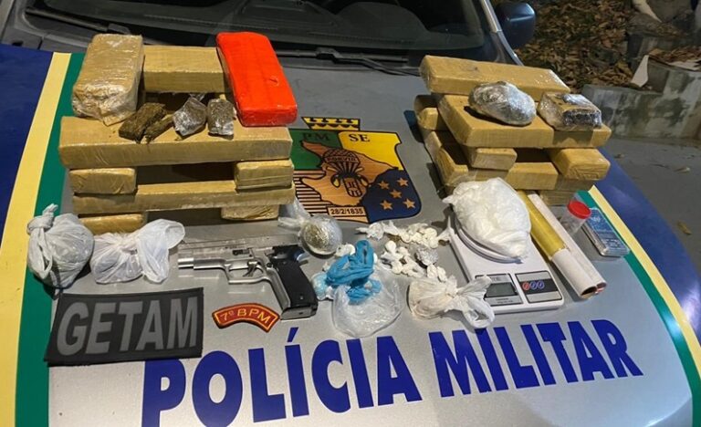 Grupo criminoso é preso com mais 15kg de drogas e moto roubada