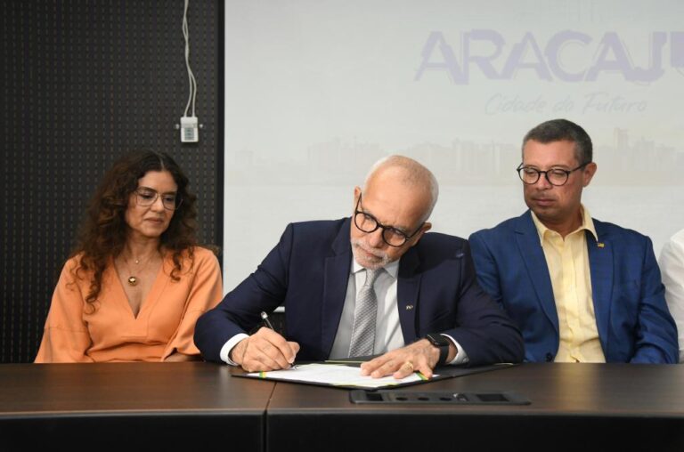 Prefeito de Aracaju autoriza licitações das primeiras obras do empréstimo de meio bilhão