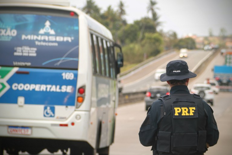 PRF prende em ônibus de viagem suspeito de importunação sexual
