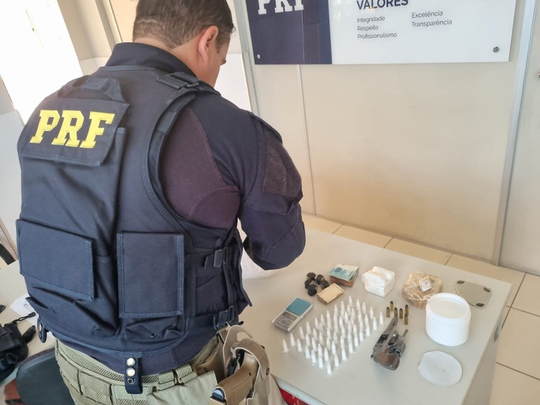 PRF prende em ônibus dois homens com cocaína e crack