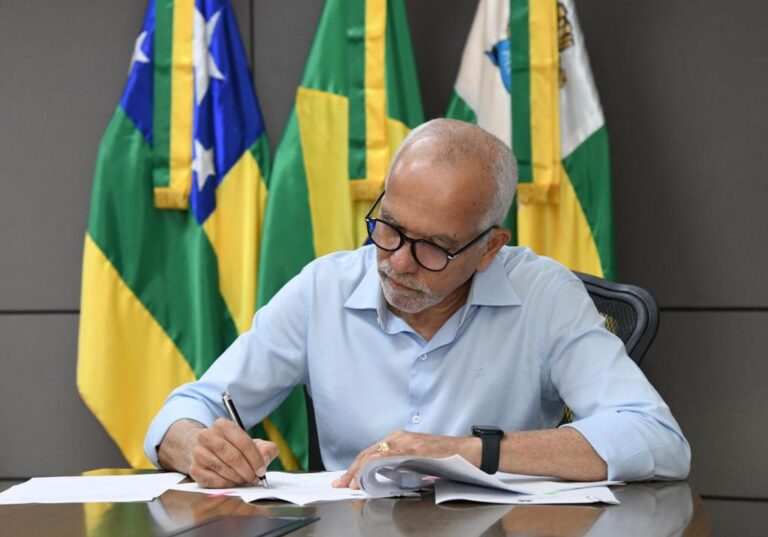 Prefeito Edvaldo Nogueira sanciona leis do congelamento da tarifa e de renovação da frota do transporte público