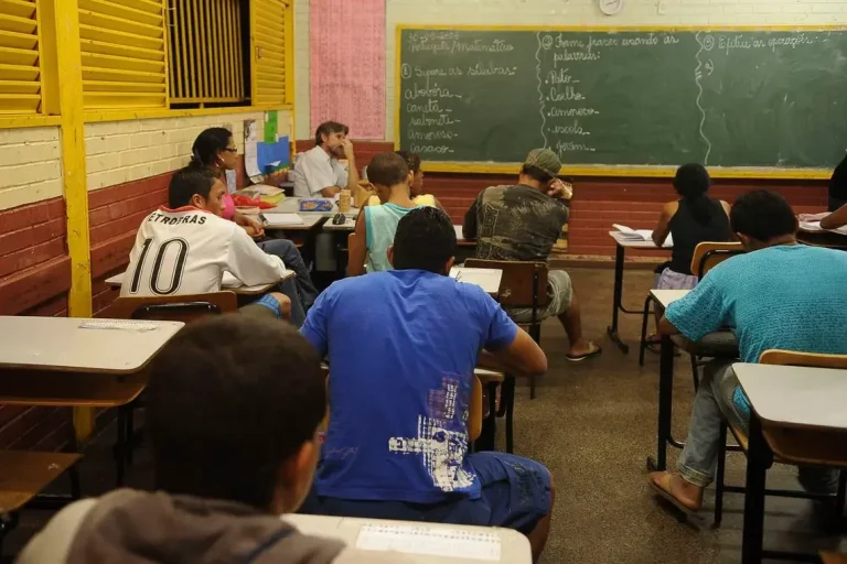 Senado aprova bolsa para estudantes do Ensino Médio da rede pública; projeto vai para sanção presidencial
