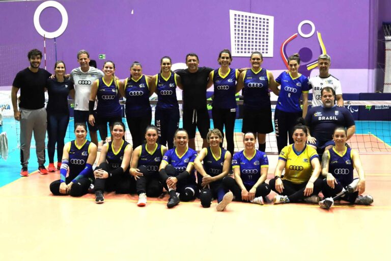 Técnico da República Dominicana visita treino da Seleção Brasileira Feminina de vôlei sentado