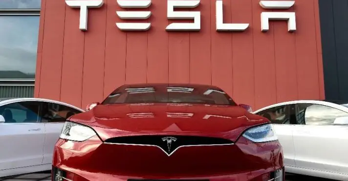 Tesla pretende anunciar novo carro elétrico no próximo ano
