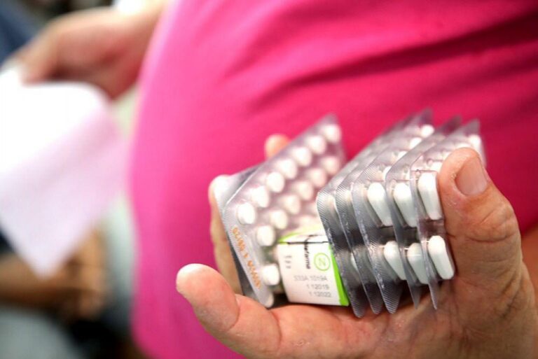 SMS alerta para os riscos da automedicação para saúde