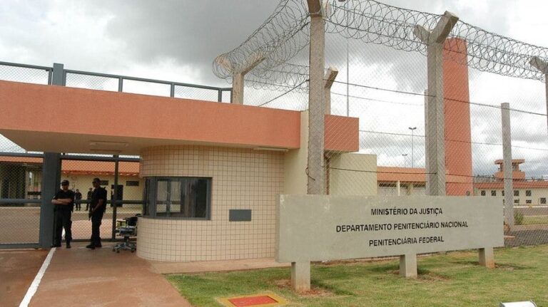 Pela primeira vez na história do Brasil, criminosos fogem de presídio federal