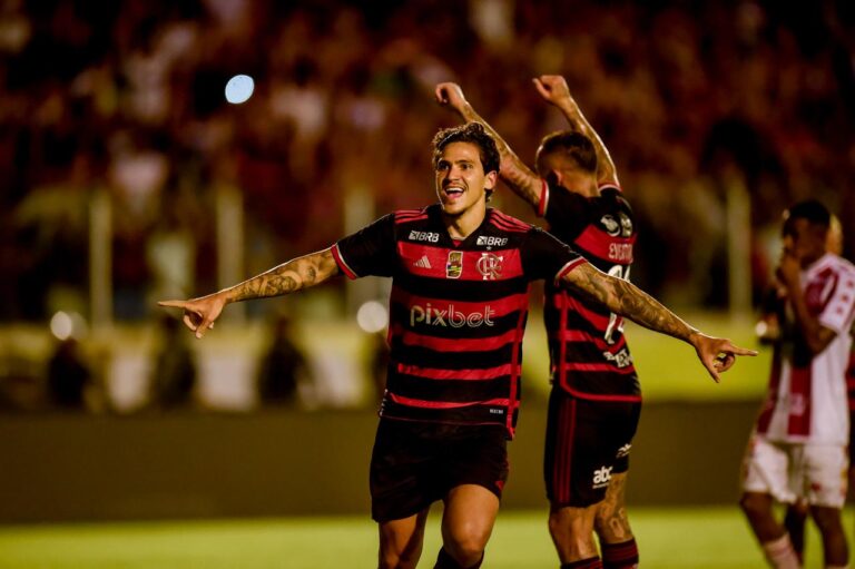 Flamengo vence Bangu, na Arena Batistão, com três gols de Pedro