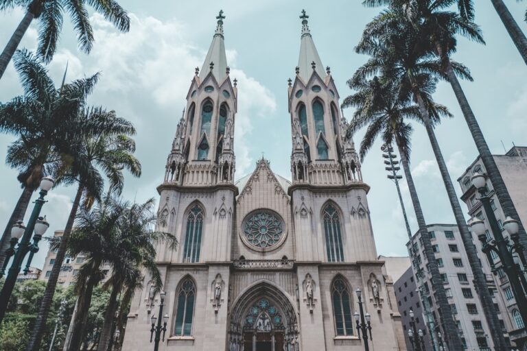 Brasil possui mais templos religiosos que unidades de saúde e escolas, atesta IBGE