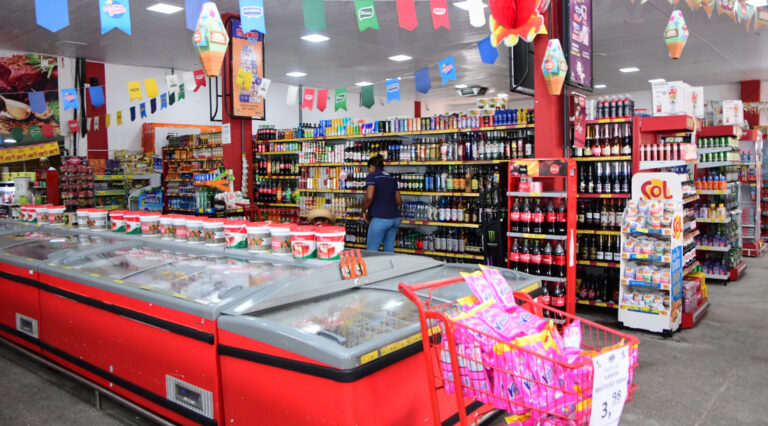 Varejo ampliado recua 0,5% em abril, indica levantamento do Sistema FIES