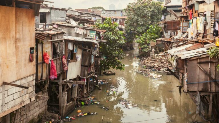 Quase metade das moradias no Brasil tem problema de saneamento básico, atesta estudo