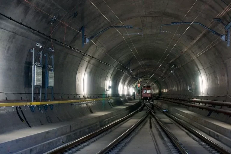 Conheça os 10 maiores túneis ferroviários do mundo