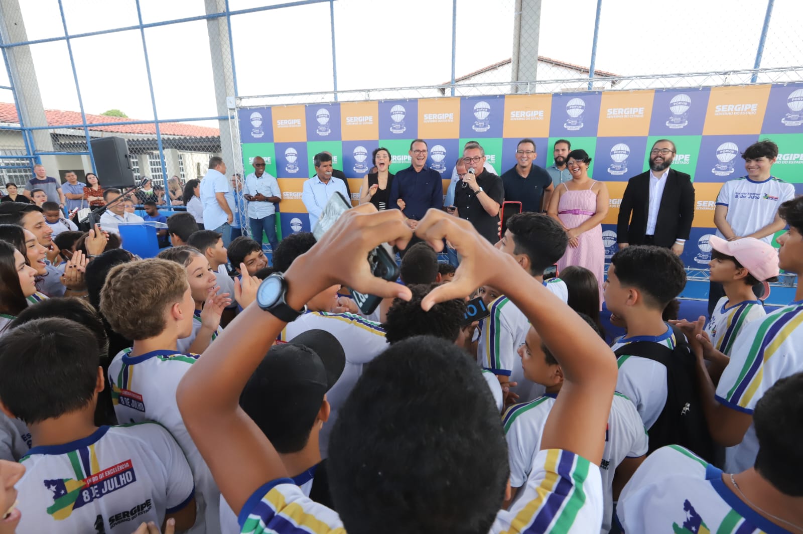 Governo de Sergipe entrega climatização e quadra esportiva na Escola 8 ...