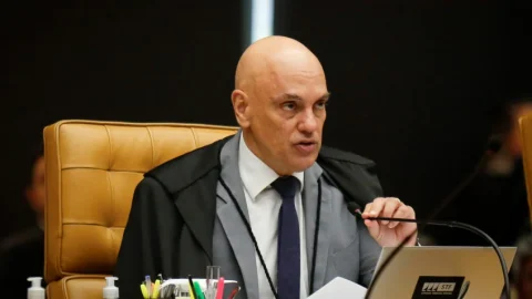 Moraes quer posição da PGR sobre resposta de Bolsonaro sobre embaixada