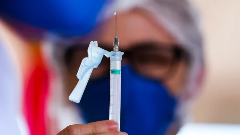 Com quatro vírus em circulação, Brasil registra alta de síndromes respiratórias