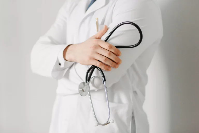 Falta de empatia é o comportamento médico que mais  compromete a experiência dos pacientes no Brasil, mostra estudo 
