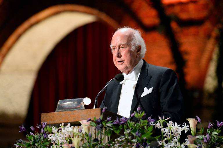 Físico Peter Higgs, ganhador do Prêmio Nobel pela ‘partícula de Deus’, morre aos 94 anos