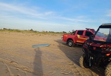 Bombeiros localizam corpo de jovem que se afogou na praia dos Artistas