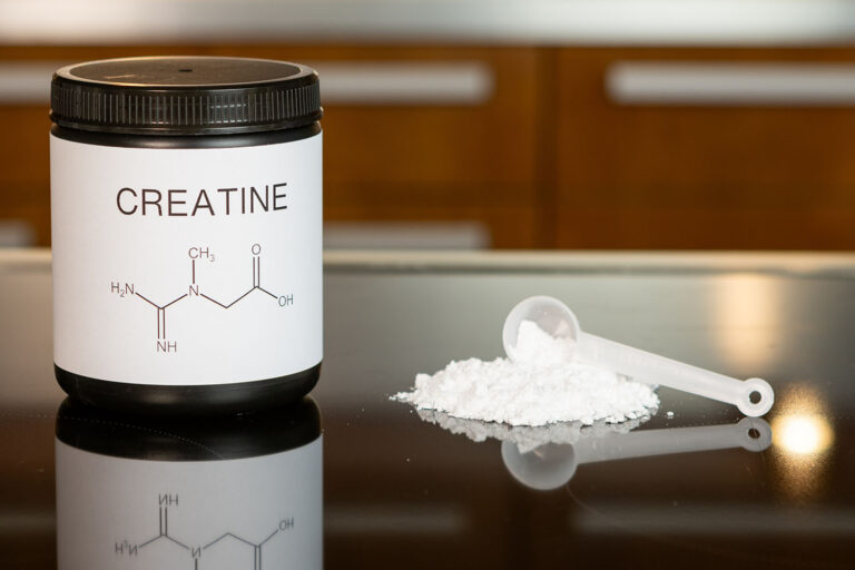Conheça os benefícios do consumo da creatina junto a atividades físicas com o avanço da idade