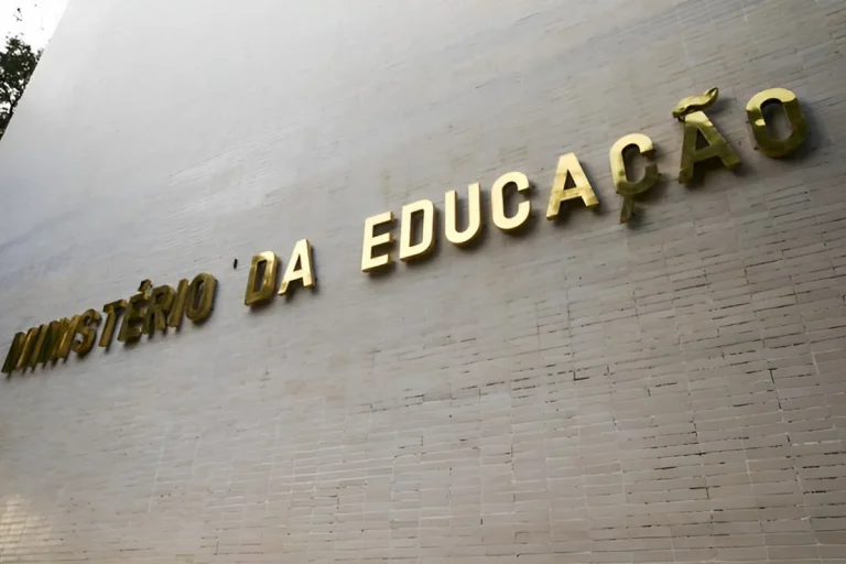 MEC anuncia aplicativos com livros grátis e cursos de idiomas