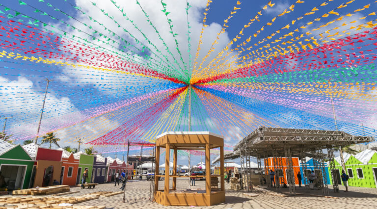 Montagem de estrutura do Arraiá do Povo avança; inauguração ocorre em 1º de junho