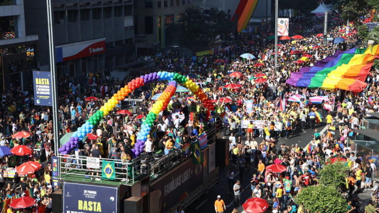 Parada do Orgulho LGBT+ reúne mais de 70 mil pessoas durante horário de pico na Avenida Paulista, estima USP