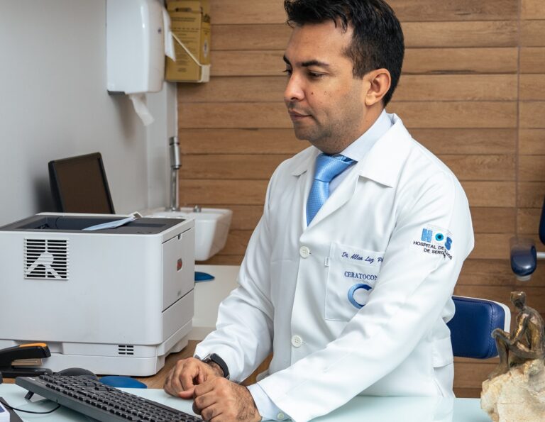 Junho Violeta: oftalmologista alerta sobre o ceratocone e o hábito de coçar os olhos