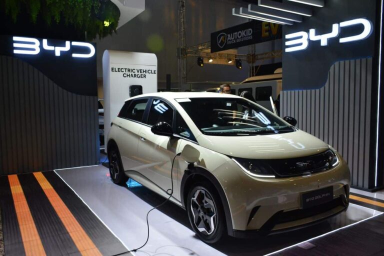 No Brasil, busca por seguro de carro elétrico salta 800% em um ano