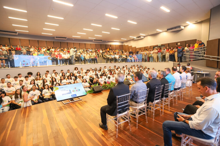 Governador lança ‘Sergipe no Mundo’ para intercâmbio de estudantes da rede estadual
