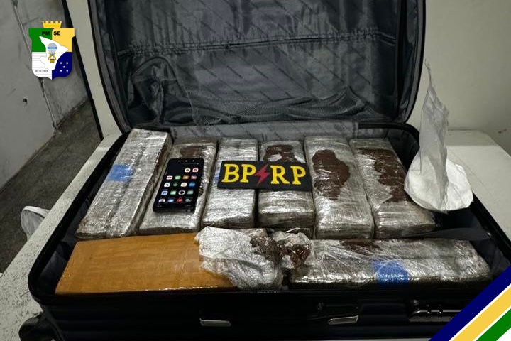 PM apreende 17 tabletes de maconha dentro de ônibus de empresa de turismo
