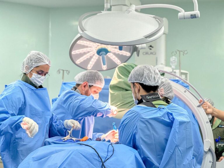 Cirurgia oferta gratuitamente consultas e tratamento da escoliose