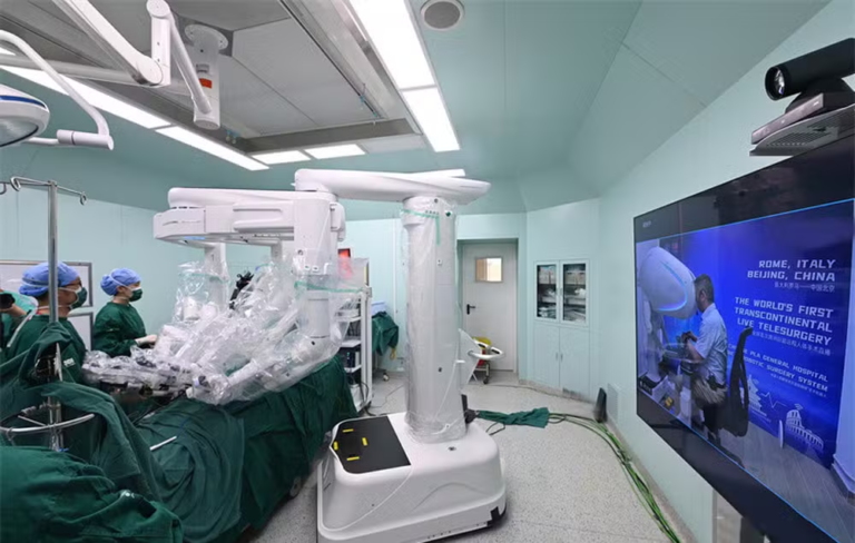 Médico na Itália opera paciente na China em feito inédito com IA e braço robótico
