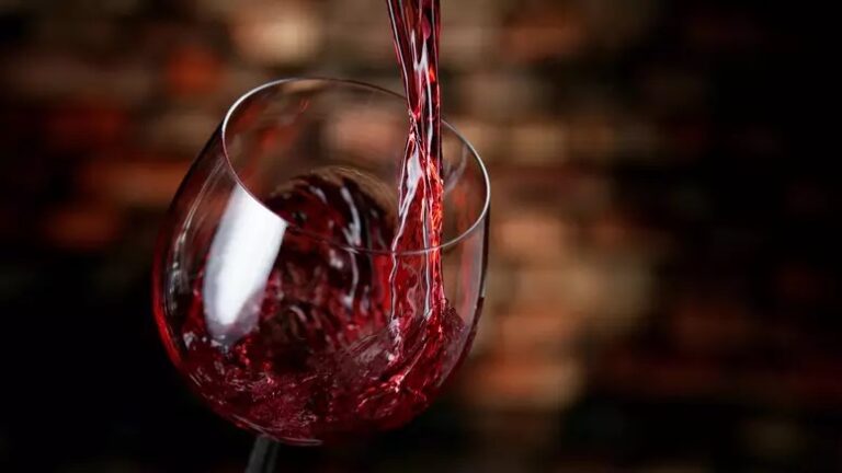 Esqueça a ideia de que uma taça de vinho ao dia faz bem à saúde