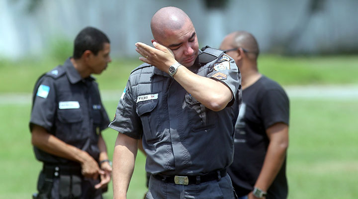 Suicídios por parte de policiais disparam no Brasil e acendem alerta