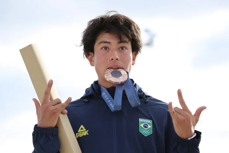 Jogos Olímpicos 2024: Augusto Akio garante medalha de bronze para o Brasil no skate park