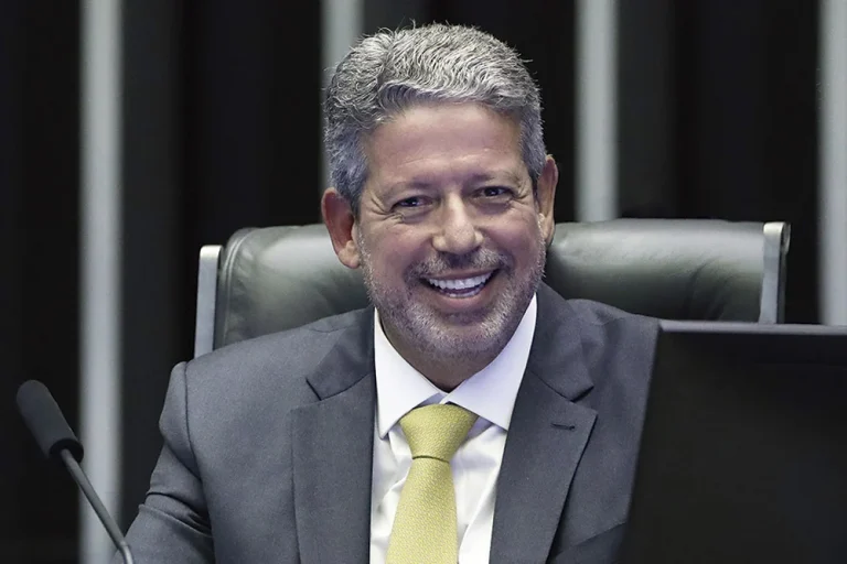 Em retaliação, Lira destrava PEC que limita decisões individuais de ministros do STF