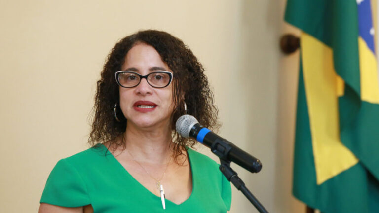 Ministra da Ciência e Tecnologia critica dependência brasileira de insumos farmacêuticos importados