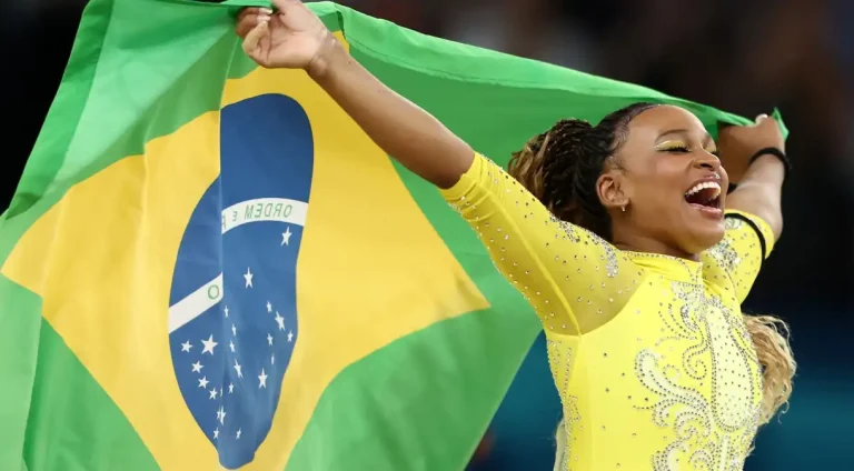 Após conquista da medalha de prata nos Jogos Olímpicos 2024, Rebeca Andrade se torna a maior medalhista olímpica feminina do Brasil