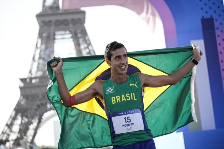 Caio Bonfim conquista a prata na marcha atlética das Olimpíadas de Paris