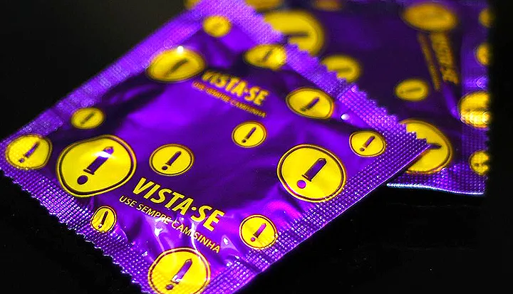 Preservativo precisa ser trocado quando o sexo é muito longo; saiba quantos minutos e a média de duração