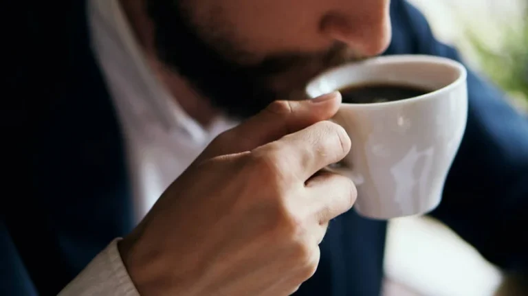 Saiba até que horas você pode tomar café sem afetar o sono