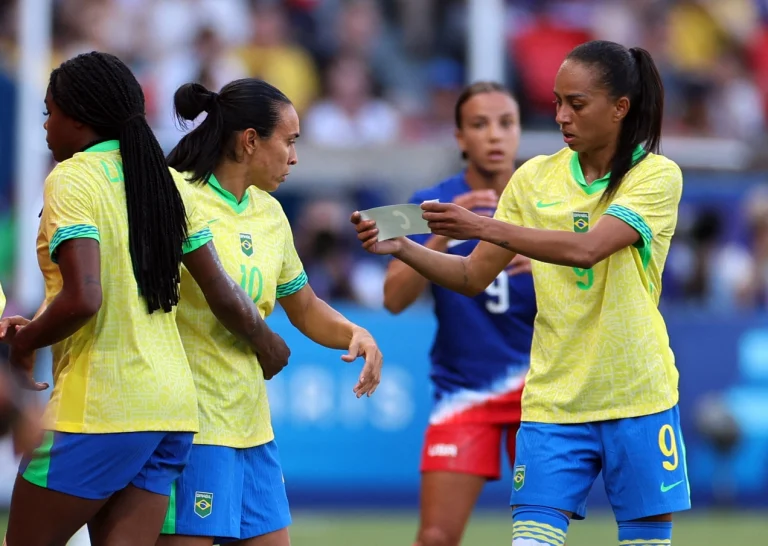 Seleção feminina de futebol perde para os EUA e é prata em Paris