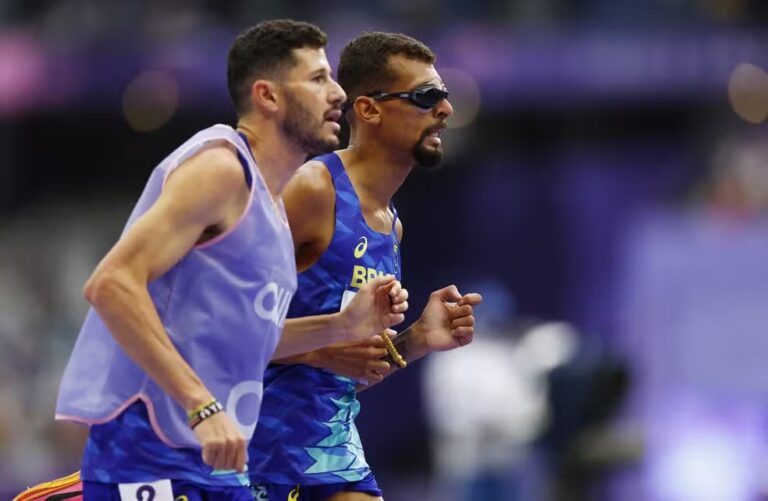 Julio Cesar conquista primeiro ouro do atletismo nas Paralimpíadas de Paris e bate recorde mundial